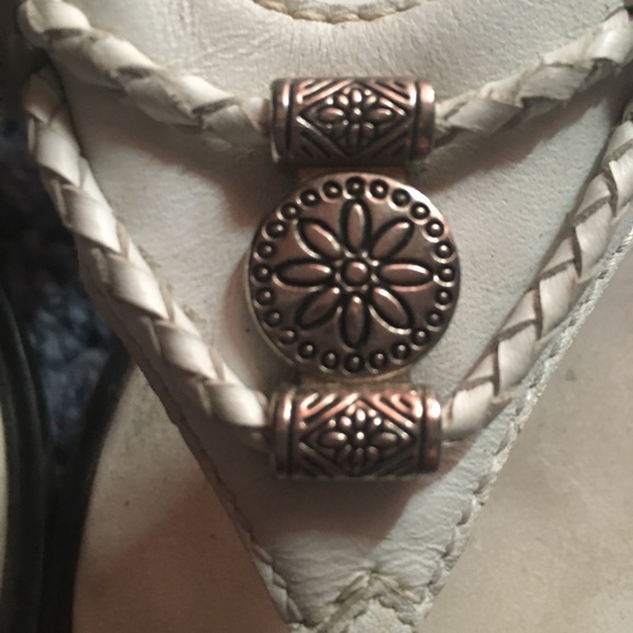 Sandals White Sz 8 - Picture 2 of 3